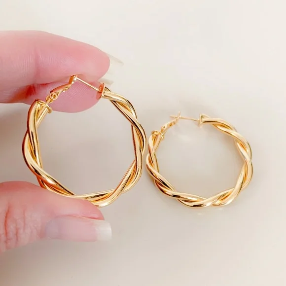 🎉HP🎉Twisted Rope Hoop Earring | 24k Gold Plated - Picture 5 of 8